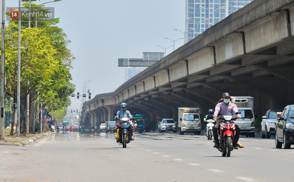 Ngày nắng nóng nhất từ đầu hè lên đến 40 độ C: Đường phố Hà Nội bốc hơi, người dân vất vả che kín mít-1