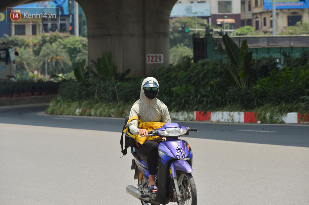 Ngày nắng nóng nhất từ đầu hè lên đến 40 độ C: Đường phố Hà Nội bốc hơi, người dân vất vả che kín mít-2
