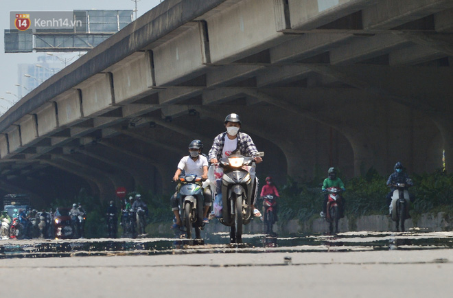 Ngày nắng nóng nhất từ đầu hè lên đến 40 độ C: Đường phố Hà Nội bốc hơi, người dân vất vả che kín mít-3