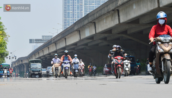 Ngày nắng nóng nhất từ đầu hè lên đến 40 độ C: Đường phố Hà Nội bốc hơi, người dân vất vả che kín mít-4