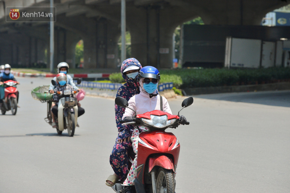 Ngày nắng nóng nhất từ đầu hè lên đến 40 độ C: Đường phố Hà Nội bốc hơi, người dân vất vả che kín mít-6