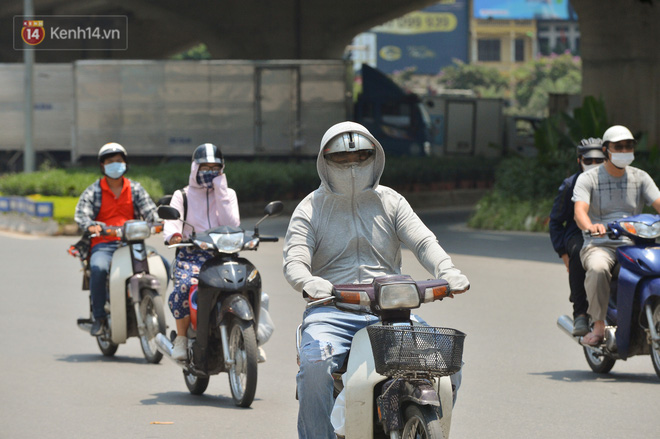Ngày nắng nóng nhất từ đầu hè lên đến 40 độ C: Đường phố Hà Nội bốc hơi, người dân vất vả che kín mít-10
