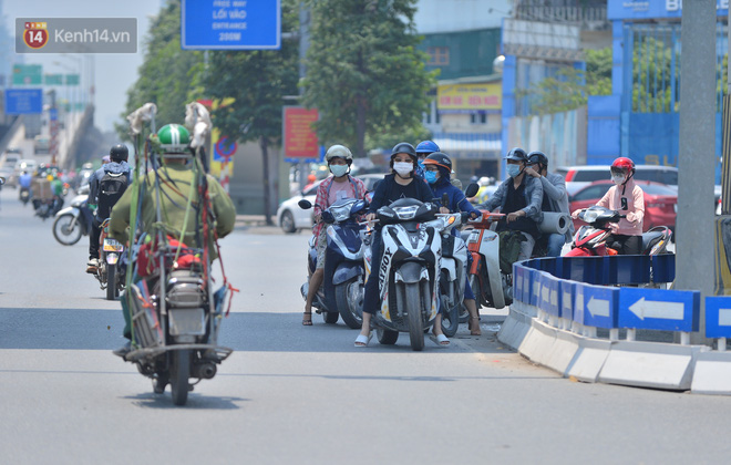 Ngày nắng nóng nhất từ đầu hè lên đến 40 độ C: Đường phố Hà Nội bốc hơi, người dân vất vả che kín mít-11
