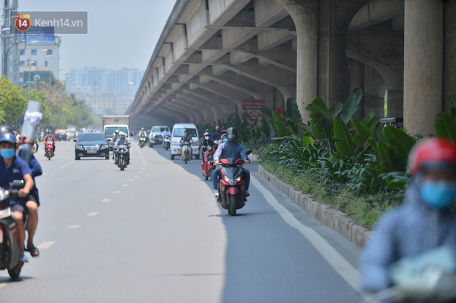 Ngày nắng nóng nhất từ đầu hè lên đến 40 độ C: Đường phố Hà Nội bốc hơi, người dân vất vả che kín mít-12