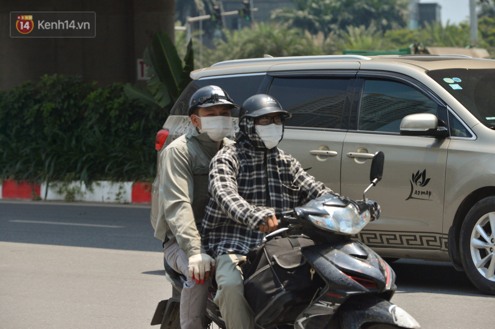 Ngày nắng nóng nhất từ đầu hè lên đến 40 độ C: Đường phố Hà Nội bốc hơi, người dân vất vả che kín mít-13