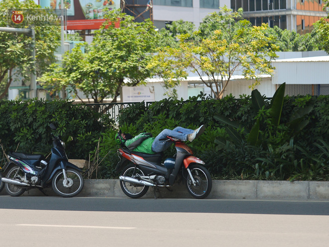 Ngày nắng nóng nhất từ đầu hè lên đến 40 độ C: Đường phố Hà Nội bốc hơi, người dân vất vả che kín mít-14