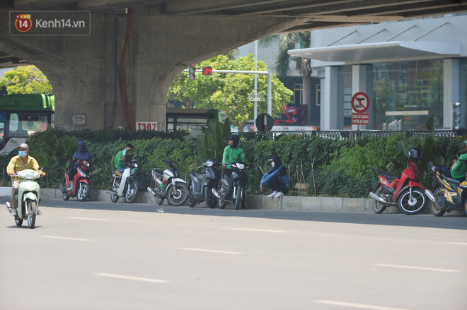 Ngày nắng nóng nhất từ đầu hè lên đến 40 độ C: Đường phố Hà Nội bốc hơi, người dân vất vả che kín mít-15