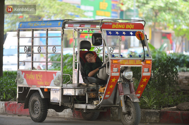 Ngày nắng nóng nhất từ đầu hè lên đến 40 độ C: Đường phố Hà Nội bốc hơi, người dân vất vả che kín mít-16