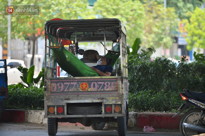 Ngày nắng nóng nhất từ đầu hè lên đến 40 độ C: Đường phố Hà Nội bốc hơi, người dân vất vả che kín mít-17