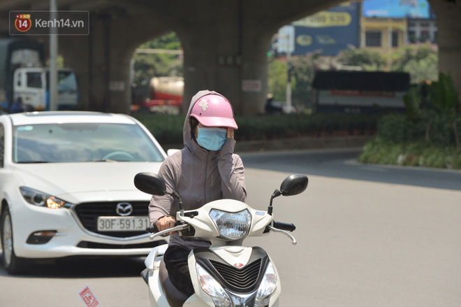 Ngày nắng nóng nhất từ đầu hè lên đến 40 độ C: Đường phố Hà Nội bốc hơi, người dân vất vả che kín mít-7