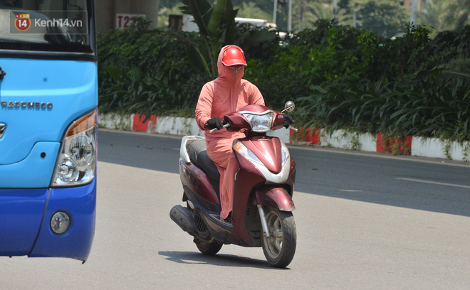 Ngày nắng nóng nhất từ đầu hè lên đến 40 độ C: Đường phố Hà Nội bốc hơi, người dân vất vả che kín mít-8
