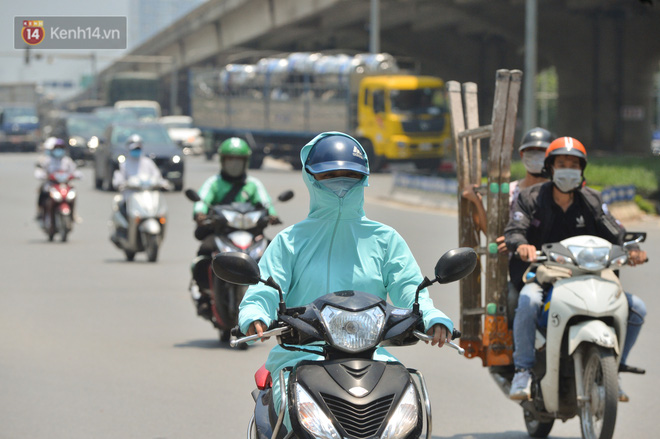 Ngày nắng nóng nhất từ đầu hè lên đến 40 độ C: Đường phố Hà Nội bốc hơi, người dân vất vả che kín mít-9