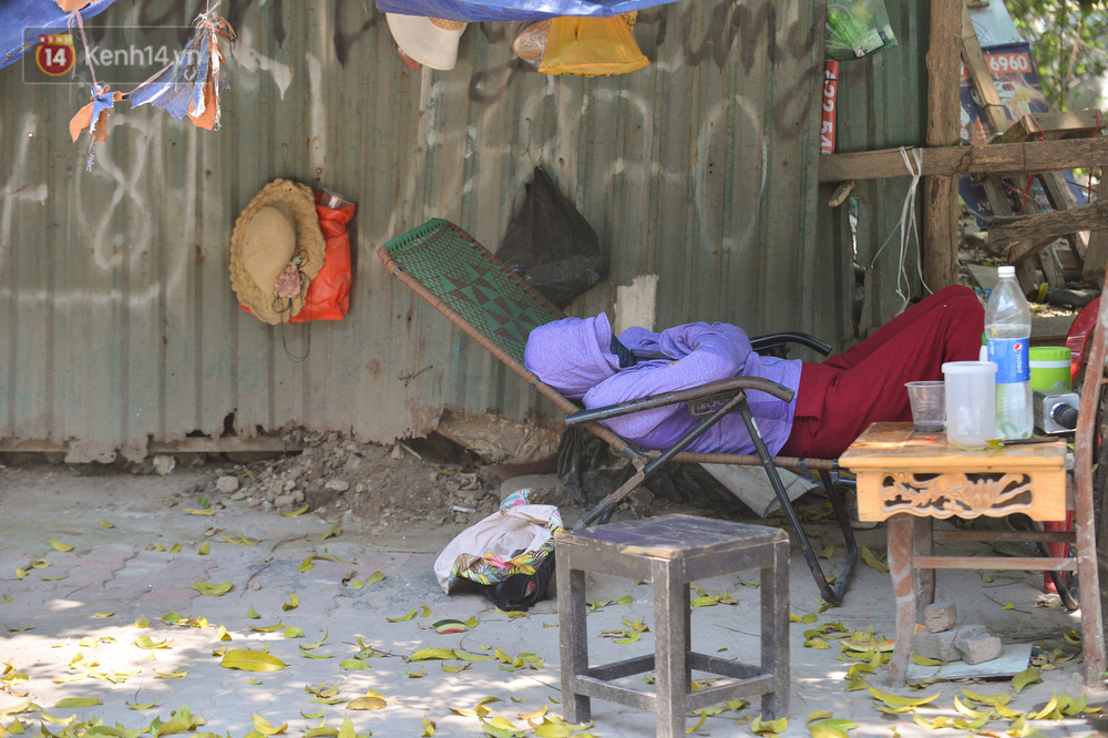 Ngày nắng nóng nhất từ đầu hè lên đến 40 độ C: Đường phố Hà Nội bốc hơi, người dân vất vả che kín mít-18