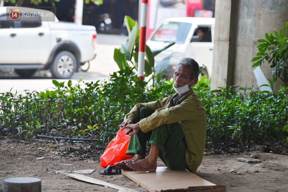 Ngày nắng nóng nhất từ đầu hè lên đến 40 độ C: Đường phố Hà Nội bốc hơi, người dân vất vả che kín mít-19
