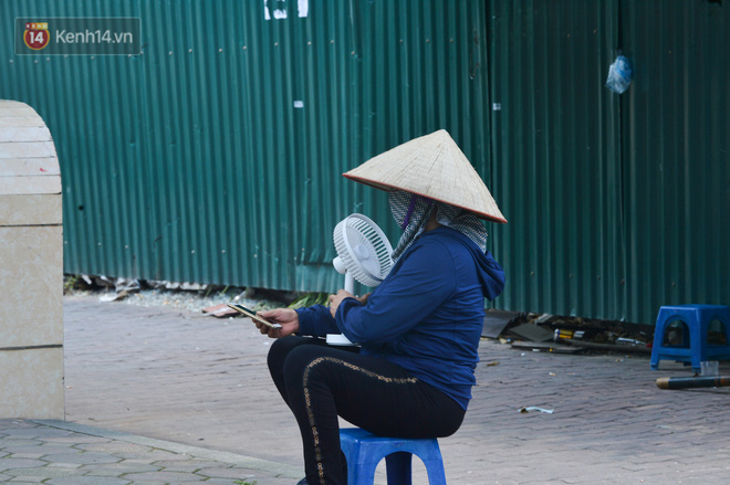 Ngày nắng nóng nhất từ đầu hè lên đến 40 độ C: Đường phố Hà Nội bốc hơi, người dân vất vả che kín mít-20