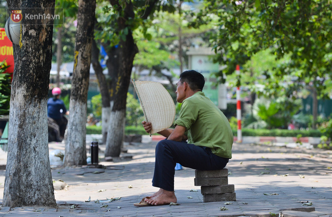 Ngày nắng nóng nhất từ đầu hè lên đến 40 độ C: Đường phố Hà Nội bốc hơi, người dân vất vả che kín mít-21