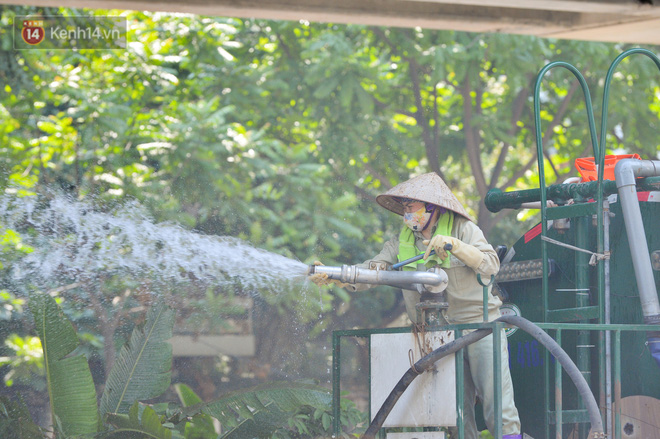 Ngày nắng nóng nhất từ đầu hè lên đến 40 độ C: Đường phố Hà Nội bốc hơi, người dân vất vả che kín mít-23