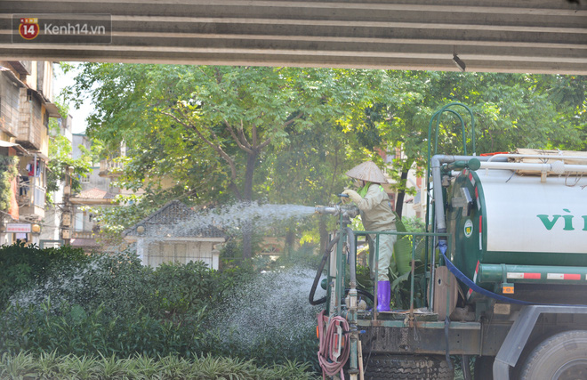 Ngày nắng nóng nhất từ đầu hè lên đến 40 độ C: Đường phố Hà Nội bốc hơi, người dân vất vả che kín mít-24