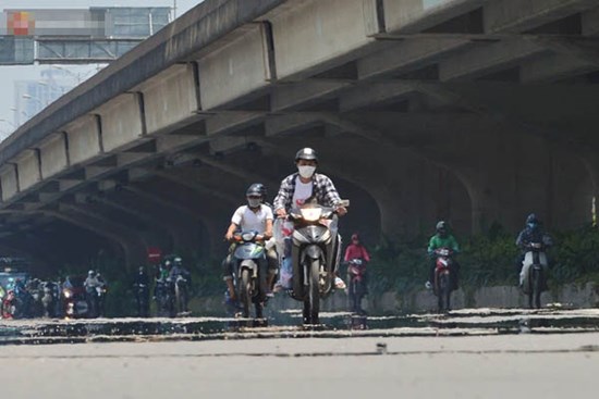 Ngày nắng nóng nhất từ đầu hè lên đến 40 độ C: Đường phố Hà Nội 