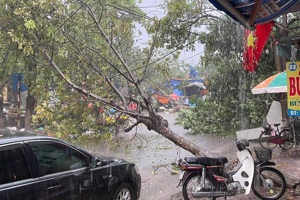 Ảnh, clip: Mưa dông gió giật kèm sấm chớp kinh hoàng ập xuống giờ tan tầm, Hà Nội ngập khắp các tuyến đường-41