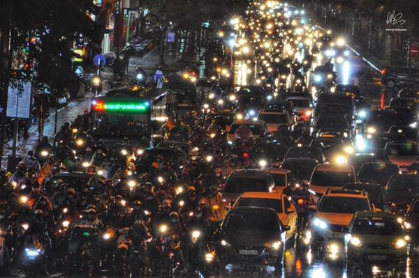 Ảnh, clip: Mưa dông gió giật kèm sấm chớp kinh hoàng ập xuống giờ tan tầm, Hà Nội ngập khắp các tuyến đường-2