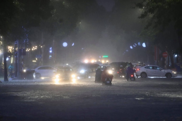 Ảnh, clip: Mưa dông gió giật kèm sấm chớp kinh hoàng ập xuống giờ tan tầm, Hà Nội ngập khắp các tuyến đường-3