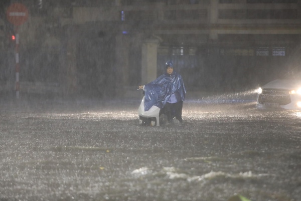 Ảnh, clip: Mưa dông gió giật kèm sấm chớp kinh hoàng ập xuống giờ tan tầm, Hà Nội ngập khắp các tuyến đường-4