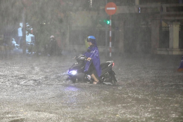 Ảnh, clip: Mưa dông gió giật kèm sấm chớp kinh hoàng ập xuống giờ tan tầm, Hà Nội ngập khắp các tuyến đường-5
