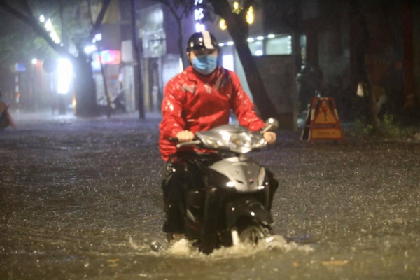 Ảnh, clip: Mưa dông gió giật kèm sấm chớp kinh hoàng ập xuống giờ tan tầm, Hà Nội ngập khắp các tuyến đường-6