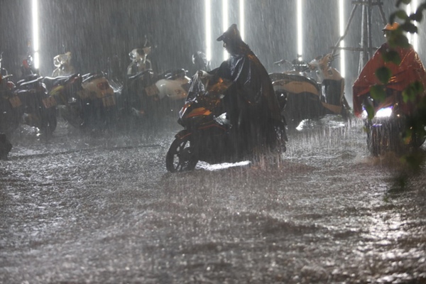 Ảnh, clip: Mưa dông gió giật kèm sấm chớp kinh hoàng ập xuống giờ tan tầm, Hà Nội ngập khắp các tuyến đường-7