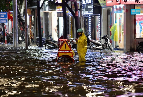 Ảnh, clip: Mưa dông gió giật kèm sấm chớp kinh hoàng ập xuống giờ tan tầm, Hà Nội ngập khắp các tuyến đường-12