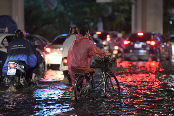 Ảnh, clip: Mưa dông gió giật kèm sấm chớp kinh hoàng ập xuống giờ tan tầm, Hà Nội ngập khắp các tuyến đường-13