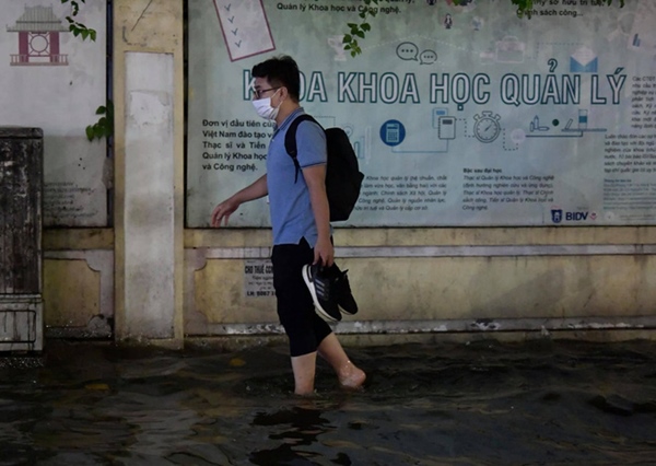 Ảnh, clip: Mưa dông gió giật kèm sấm chớp kinh hoàng ập xuống giờ tan tầm, Hà Nội ngập khắp các tuyến đường-14