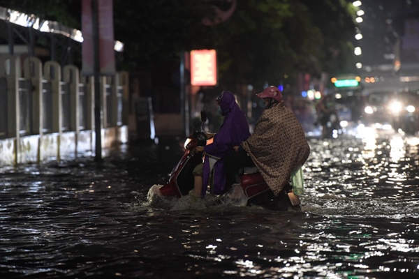 Ảnh, clip: Mưa dông gió giật kèm sấm chớp kinh hoàng ập xuống giờ tan tầm, Hà Nội ngập khắp các tuyến đường-15