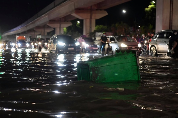 Ảnh, clip: Mưa dông gió giật kèm sấm chớp kinh hoàng ập xuống giờ tan tầm, Hà Nội ngập khắp các tuyến đường-17