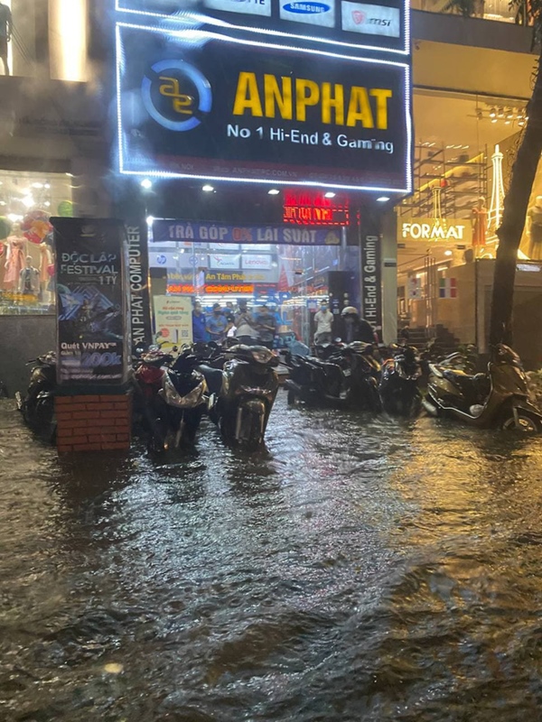 Ảnh, clip: Mưa dông gió giật kèm sấm chớp kinh hoàng ập xuống giờ tan tầm, Hà Nội ngập khắp các tuyến đường-26