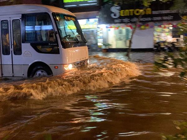 Ảnh, clip: Mưa dông gió giật kèm sấm chớp kinh hoàng ập xuống giờ tan tầm, Hà Nội ngập khắp các tuyến đường-27