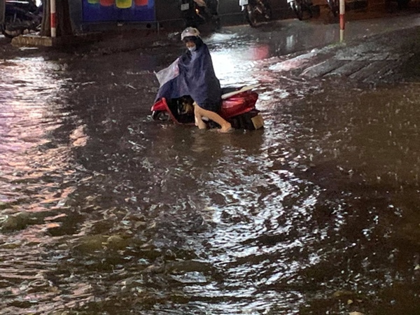 Ảnh, clip: Mưa dông gió giật kèm sấm chớp kinh hoàng ập xuống giờ tan tầm, Hà Nội ngập khắp các tuyến đường-30