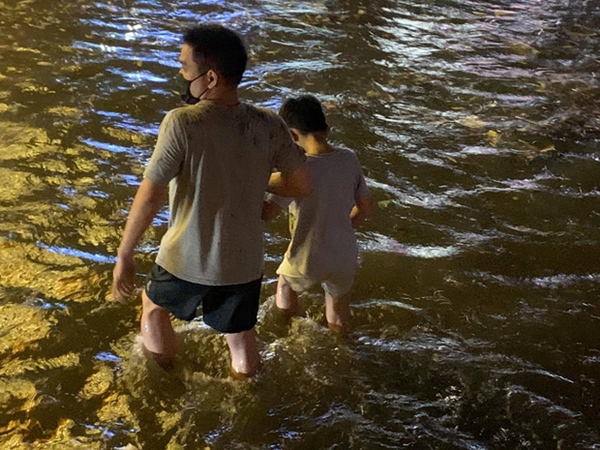 Ảnh, clip: Mưa dông gió giật kèm sấm chớp kinh hoàng ập xuống giờ tan tầm, Hà Nội ngập khắp các tuyến đường-31