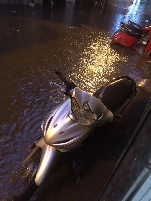 Ảnh, clip: Mưa dông gió giật kèm sấm chớp kinh hoàng ập xuống giờ tan tầm, Hà Nội ngập khắp các tuyến đường-32