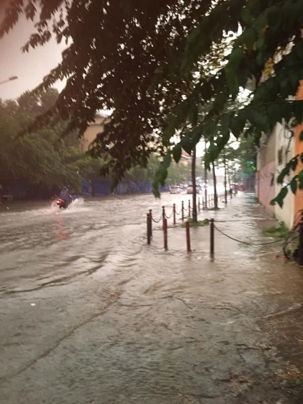 Ảnh, clip: Mưa dông gió giật kèm sấm chớp kinh hoàng ập xuống giờ tan tầm, Hà Nội ngập khắp các tuyến đường-33