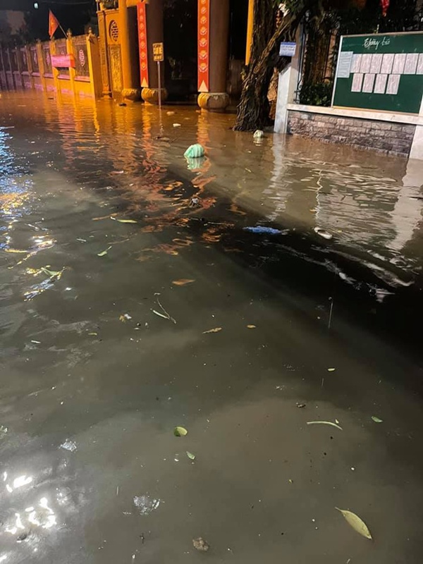 Ảnh, clip: Mưa dông gió giật kèm sấm chớp kinh hoàng ập xuống giờ tan tầm, Hà Nội ngập khắp các tuyến đường-35