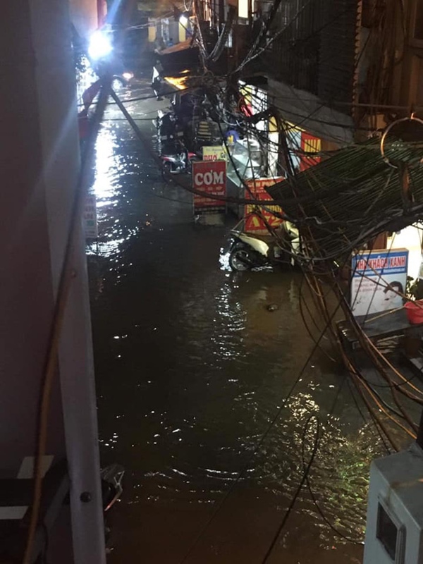 Ảnh, clip: Mưa dông gió giật kèm sấm chớp kinh hoàng ập xuống giờ tan tầm, Hà Nội ngập khắp các tuyến đường-37