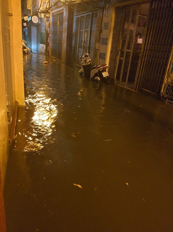 Ảnh, clip: Mưa dông gió giật kèm sấm chớp kinh hoàng ập xuống giờ tan tầm, Hà Nội ngập khắp các tuyến đường-38