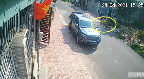 Khoảnh khắc đứa trẻ lao ra đường bị xe máy đâm chí mạng, người chứng kiến bủn rủn chân tay-1