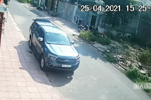 Người đàn ông bị ôtô đâm trúng khi đang hướng dẫn đỗ xe-1