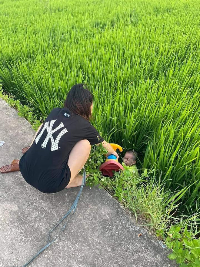 Được chị dắt đi chơi, cậu bé ngã lộn cổ xuống ruộng, hình ảnh sau đó khiến người ta không nhịn được cười-4