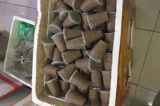 Cua đá, cua đồng xay sẵn đông lạnh bán la liệt, giá rẻ đáng sợ