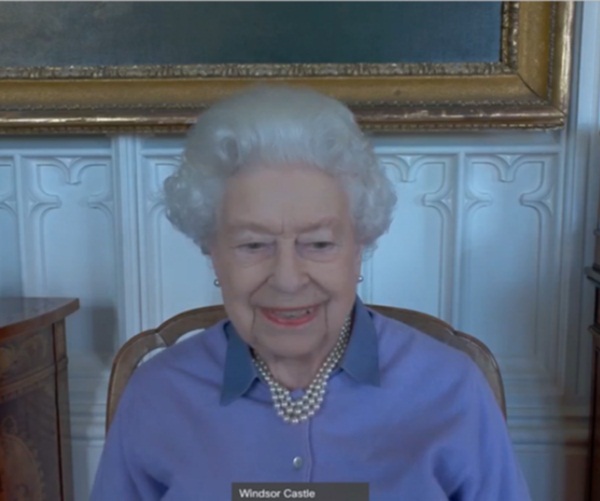 Mặc Meghan Markle giở chiêu trò, Nữ hoàng Anh và Công nương Kate cùng nhau xuất hiện đã chiếm trọn spotlight-1