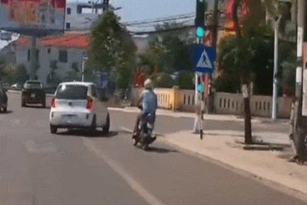 Ôtô rẽ thiếu quan sát khiến người đi xe máy ngã xuống đường